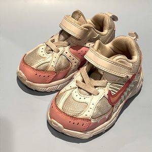 Nike Dart VI sneakers for children size 6C white, silver and pink